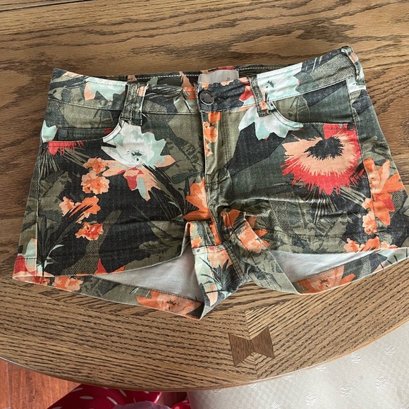 Bench tropical denim shorts US size 6, great condition. - Picture 3 of 4
